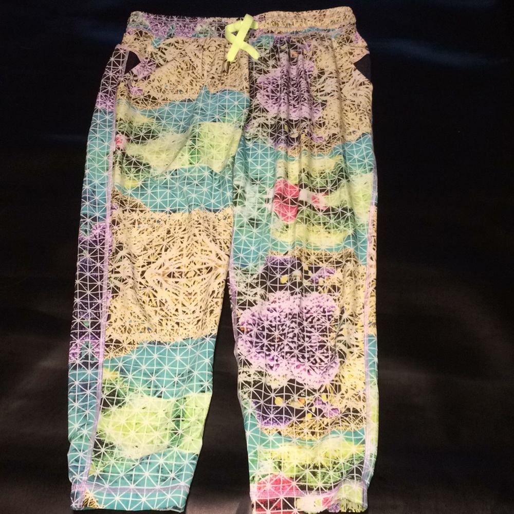 NWOT LULULEMON Namaskar Crop Pant in Paradise Grid